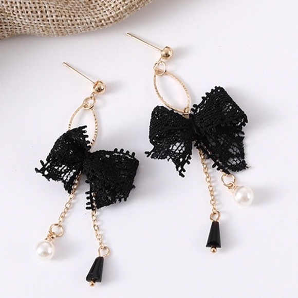 'Trousseau' Bridal Lace Bow Pearl Gold Earrings - Picture 4 of 4